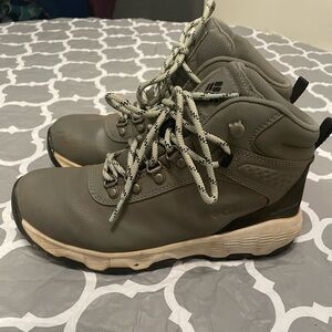 Women’s Columbia Waterproof Hiking Boots Size 6.5